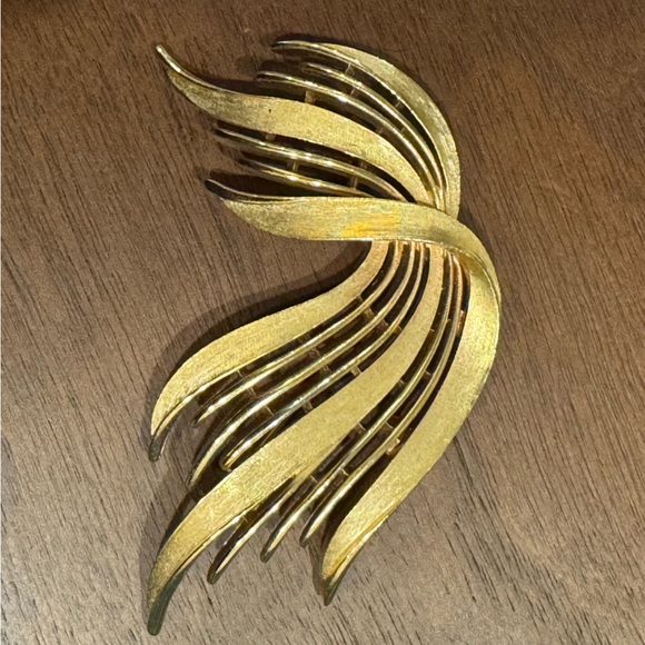 👑 Crown Trifari 50’s-60’s MCM Atomic Age Gold Textured Brooch - Picture 1 of 3